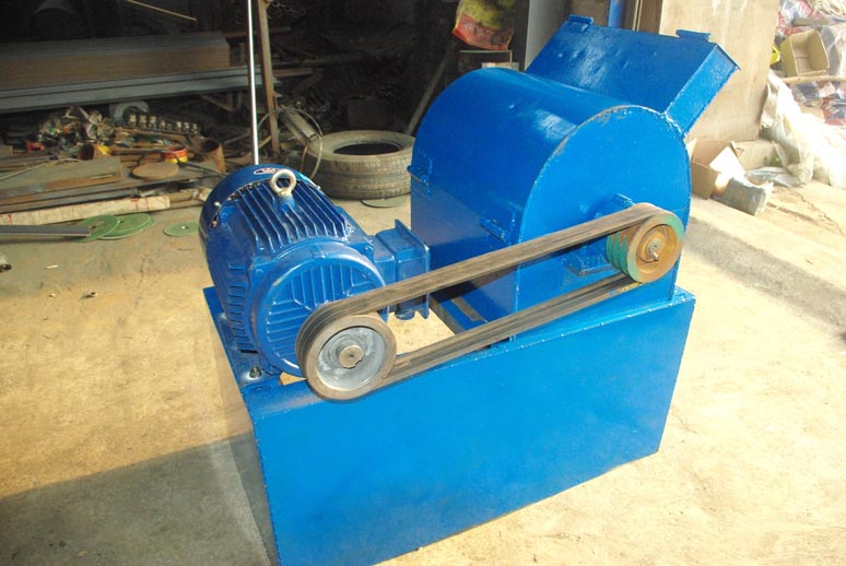 粉餅機(jī)，碎餅機(jī)，大餅打碎機(jī)，花生茶籽大豆餅粉碎機(jī)